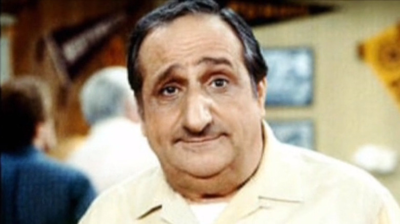 Al Molinaro debout