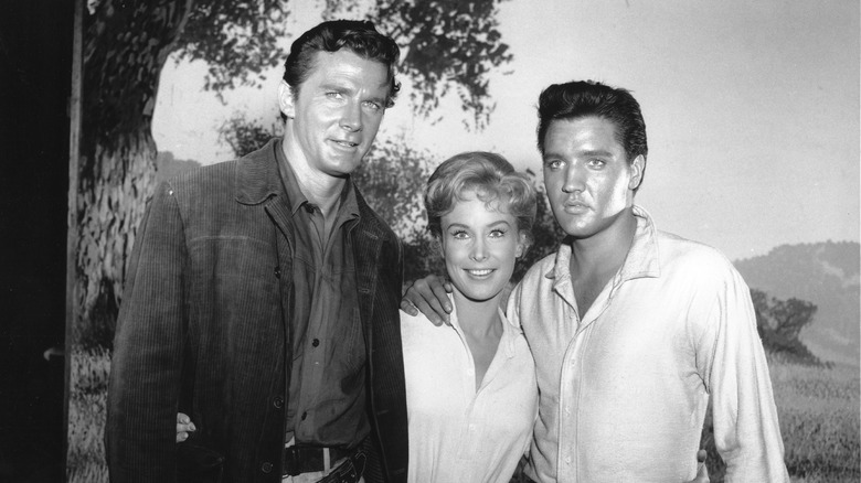 Steve Forrest, Barbara Eden et Elvis Presley posent côte à côte