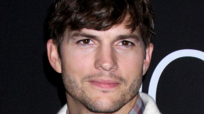 Ashton Kutcher regarde