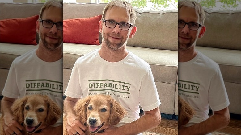 Michael Kutcher souriant avec son chien