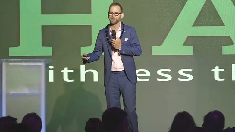 Michael Kutcher s'adressant à une foule de personnes