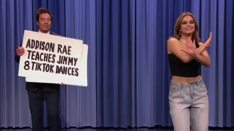 Jimmy Fallon et Addison Rae dans The Tonight Show