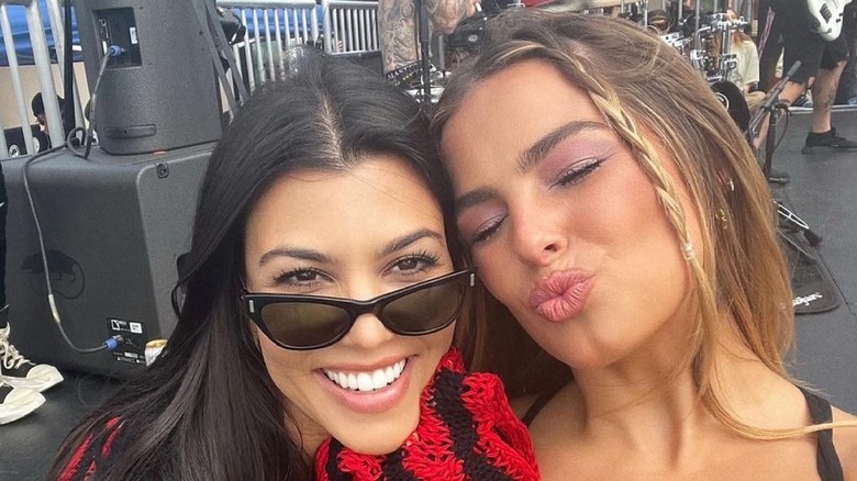 Kourtney Kardashian et Addison Rae posent