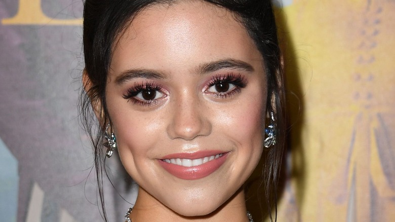 Jenna Ortega sur le tapis rouge 