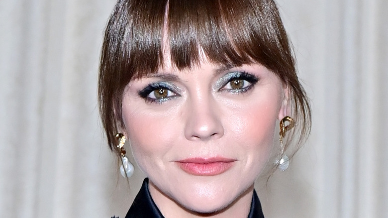 Christina Ricci posant pour les caméras 