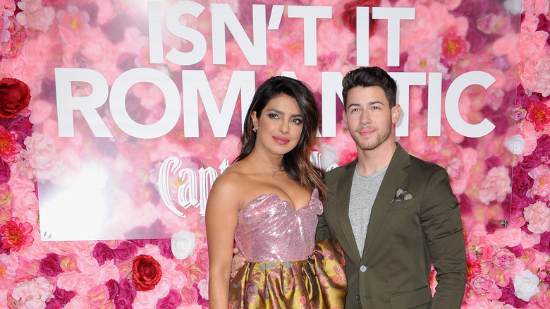 Priyanka Chopra et Nick Jonas posent