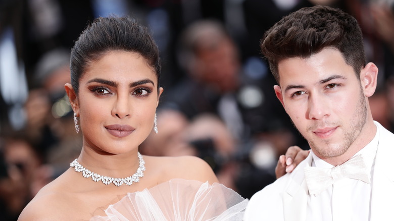 Priyanka Chopra et Nick Jonas ne sourient pas