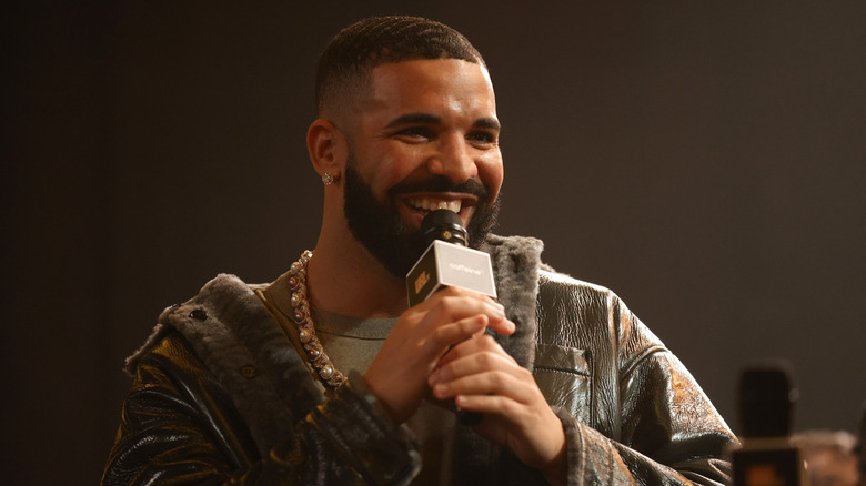 Drake souriant avec un microphone