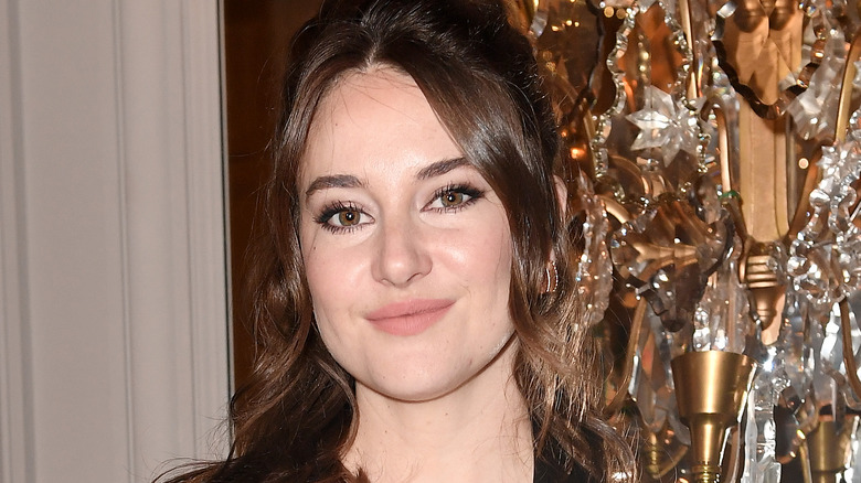 Shailene Woodley lors d'un événement, souriante