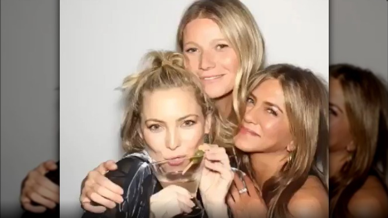 Kate Hudson, Gwyneth Paltrow et Jennifer Aniston posant