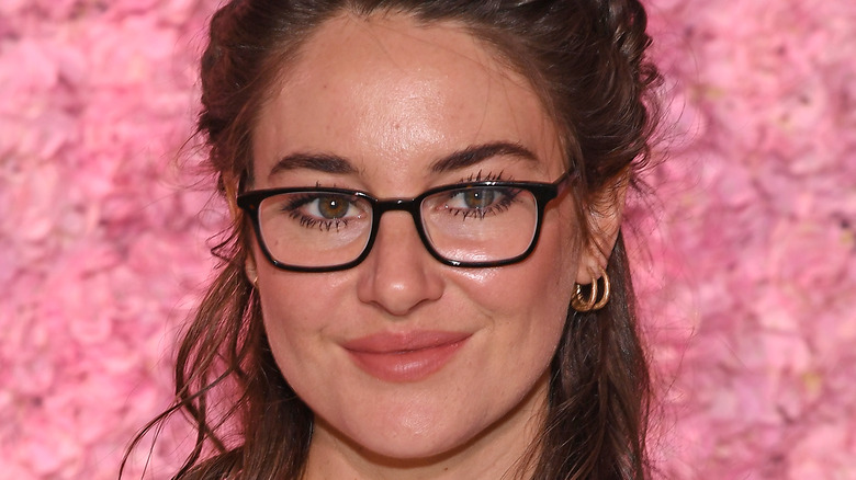 Shailene Woodley souriant dans des verres