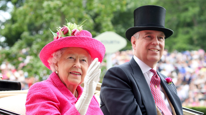 La reine Elizabeth en rose et le prince Andrew en calèche