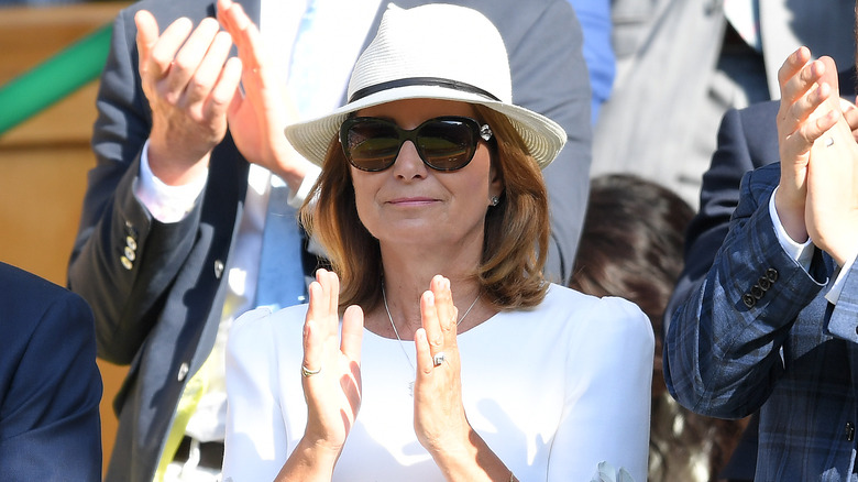 Carole Middleton applaudit