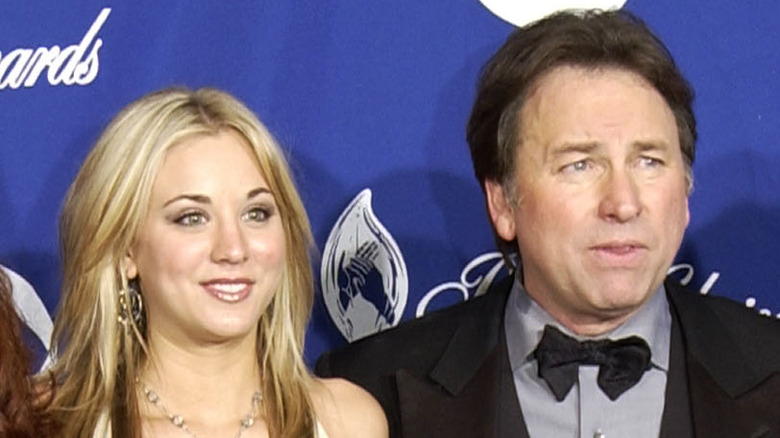 Kaley Cuoco et John Ritter lors d'un événement