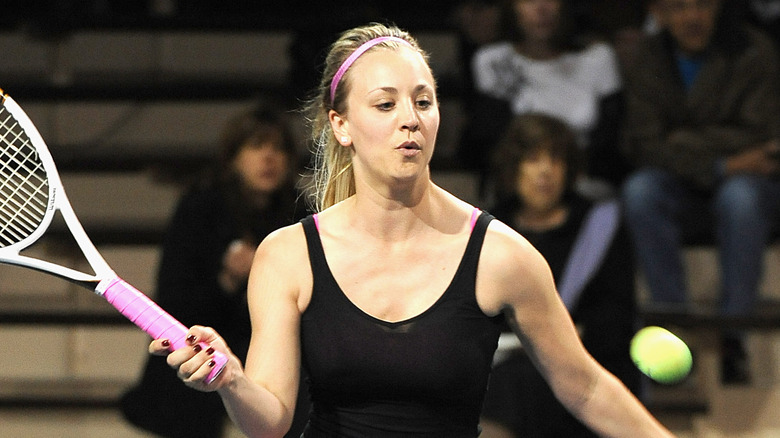 Kaley Cuoco joue au tennis