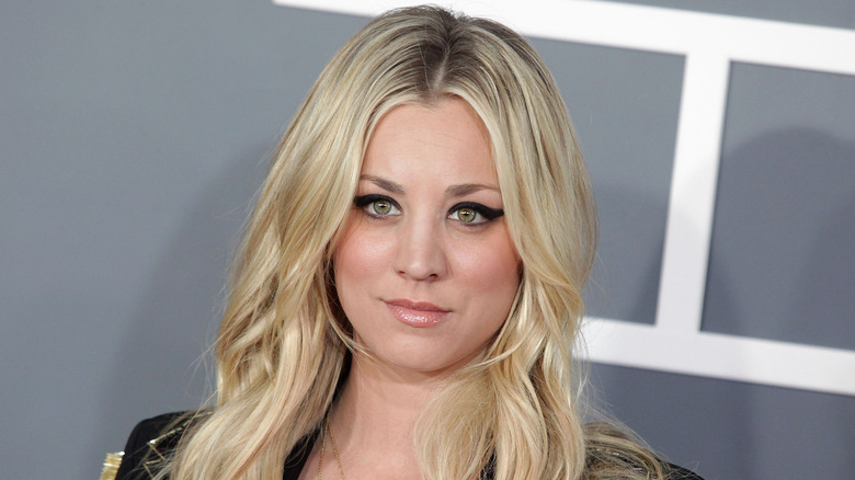 Kaley Cuoco arrivant à un événement