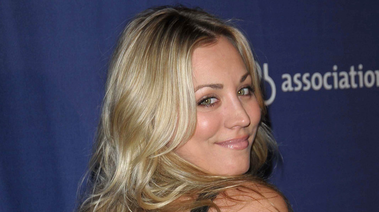 Kaley Cuoco regarde par-dessus son épaule