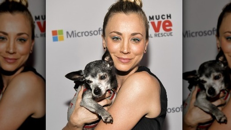 Kaley Cuoco tenant un chien