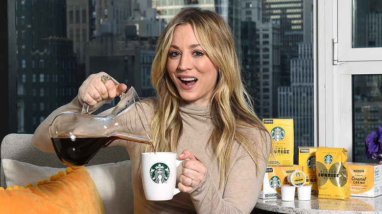 Kaley Cuoco fait la promotion de Starbucks