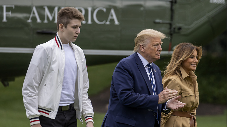 Barron Trump marche aux côtés des parents