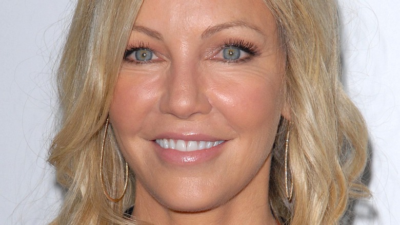 Heather Locklear sourit