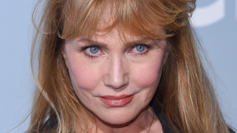 Rebecca De Mornay regardant vers le haut