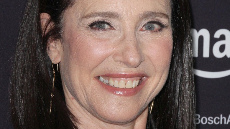 Mimi Rogers souriant