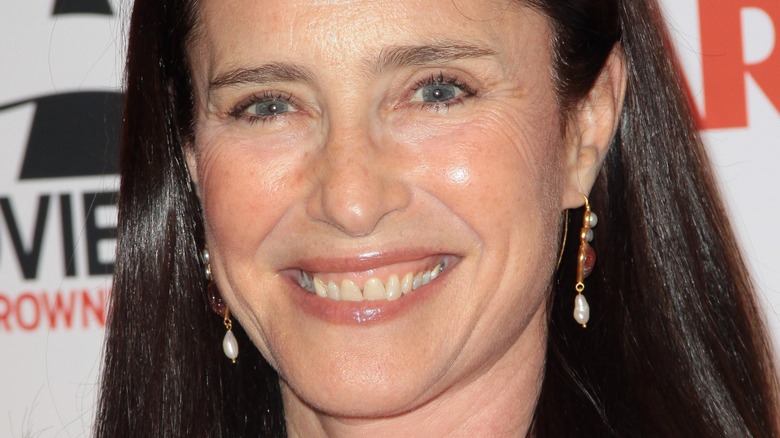 Mimi Rogers avec un grand sourire