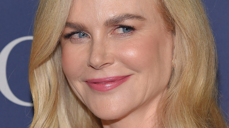 Nicole Kidman regarde sur le côté