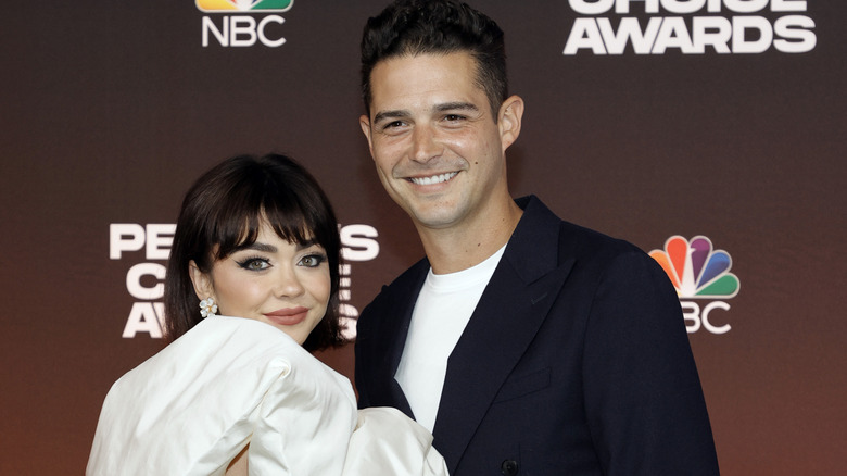 Sarah Hyland et Wells Adams souriant