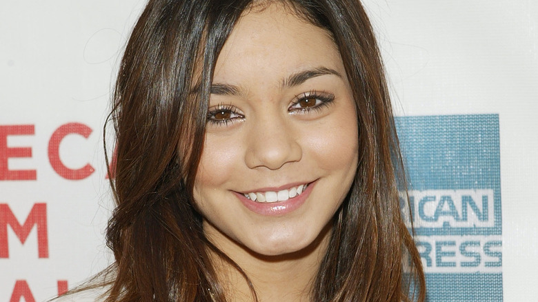 Vanessa Hudgens souriante, 14 ans