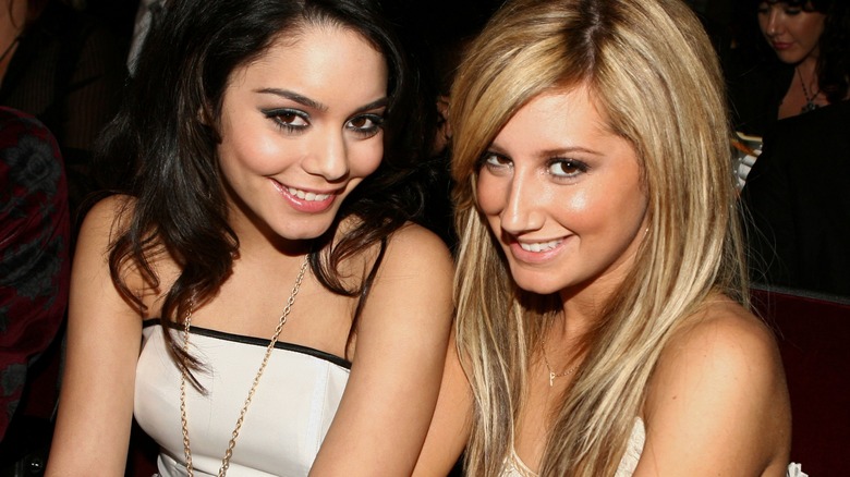 Vanessa Hudgens et Ashley Tisdale souriantes