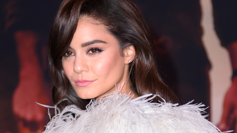 Vanessa Hudgens en haut à plumes, regardant