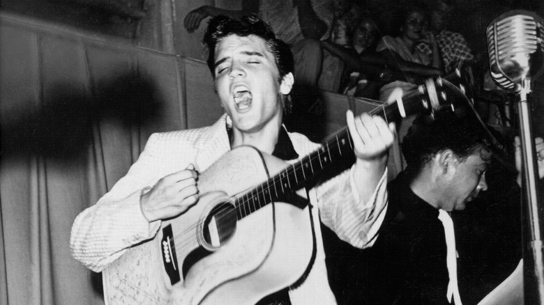 Elvis Presley jouant de la guitare