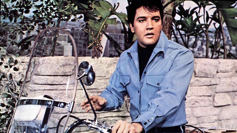 Elvis Presley en chemise bleue