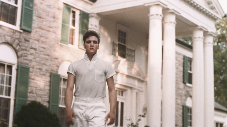 Elvis Presley se tenait devant Graceland