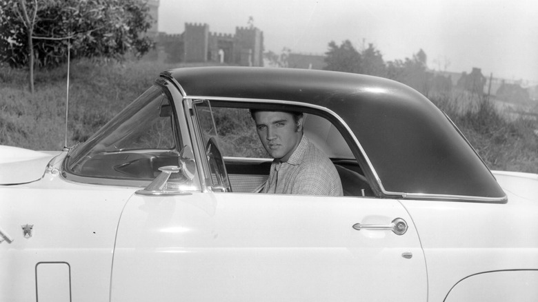 Elvis Presley était assis dans la voiture