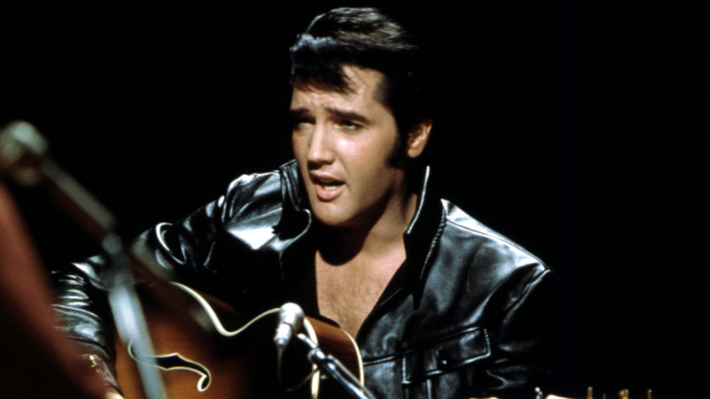 Elvis Presley sur scène en cuir