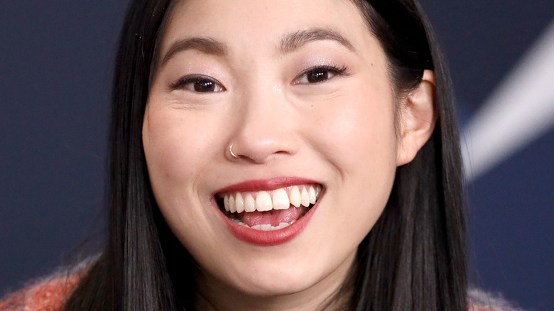 À l’intérieur de la relation d’Awkwafina avec Simu Liu