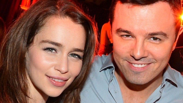 À l’intérieur de la relation d’Emilia Clarke avec Seth MacFarlane