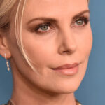 Charlize Theron porte un look complètement différent