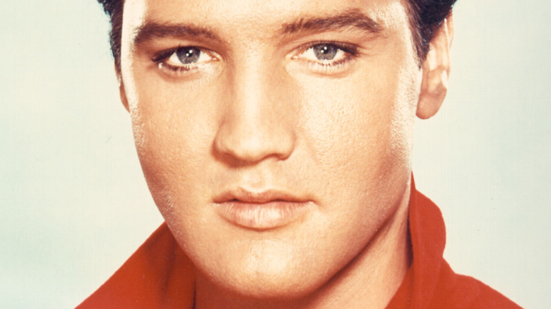 Portrait d'Elvis Presley, chemise rouge