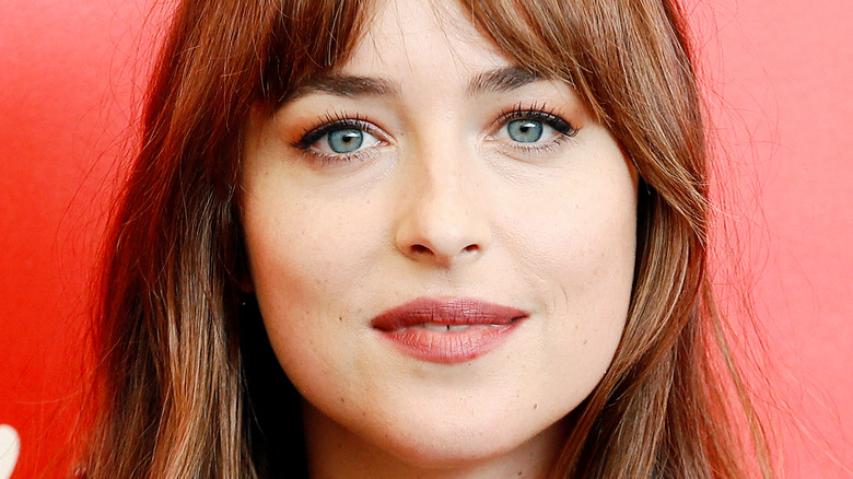 Dakota Johnson se souvient d’une expérience dévastatrice sur le plateau aux côtés de Johnny Depp