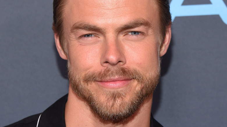 Derek Hough a des nouvelles passionnantes sur sa relation