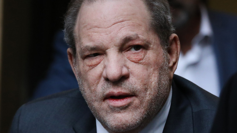 harvey weinstein quittant le tribunal 