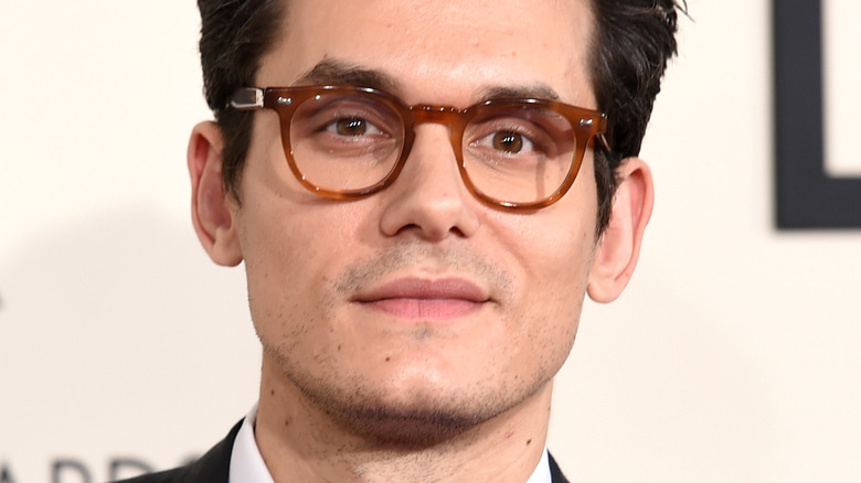 John Mayer détaille le rêve déchirant qu’il a eu à propos de Bob Saget