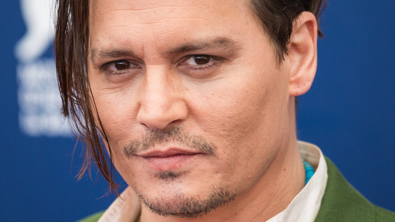 Johnny Depp a l’air heureux comme jamais avec un nouveau look rasé de près