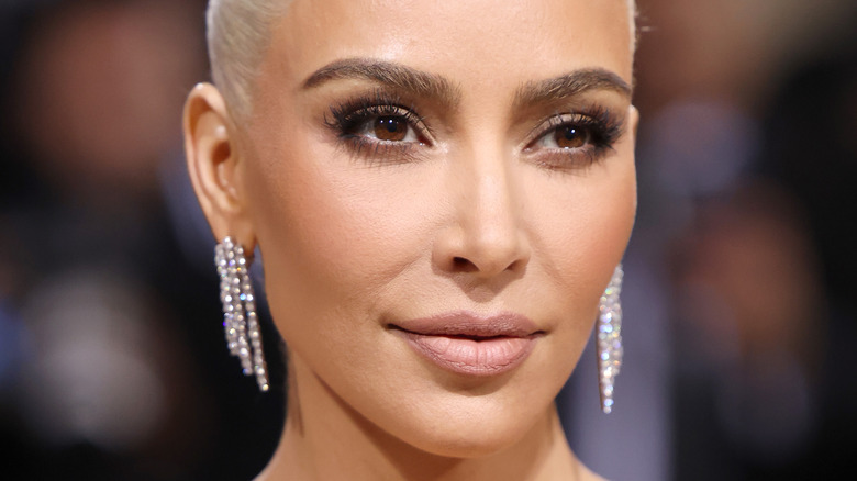 Kim Kardashian confirme ce que les fans soupçonnaient de son dernier mouvement de carrière