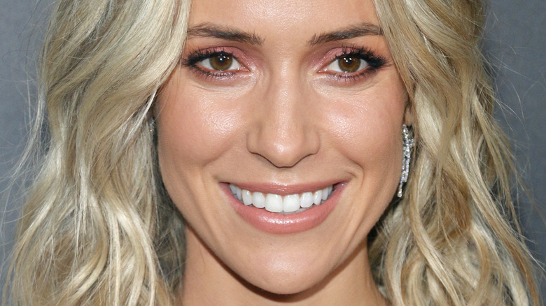 Kristin Cavallari sourit en boucles d'oreilles pendantes