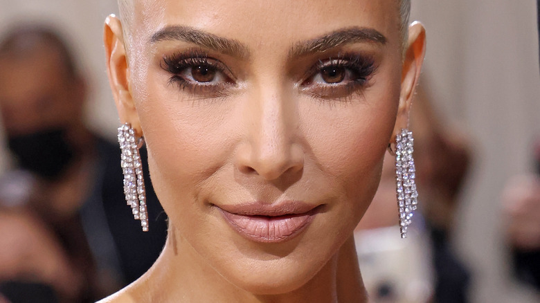 La défense de Kim Kardashian de sa perte de poids controversée au gala du Met s’est totalement retournée contre lui